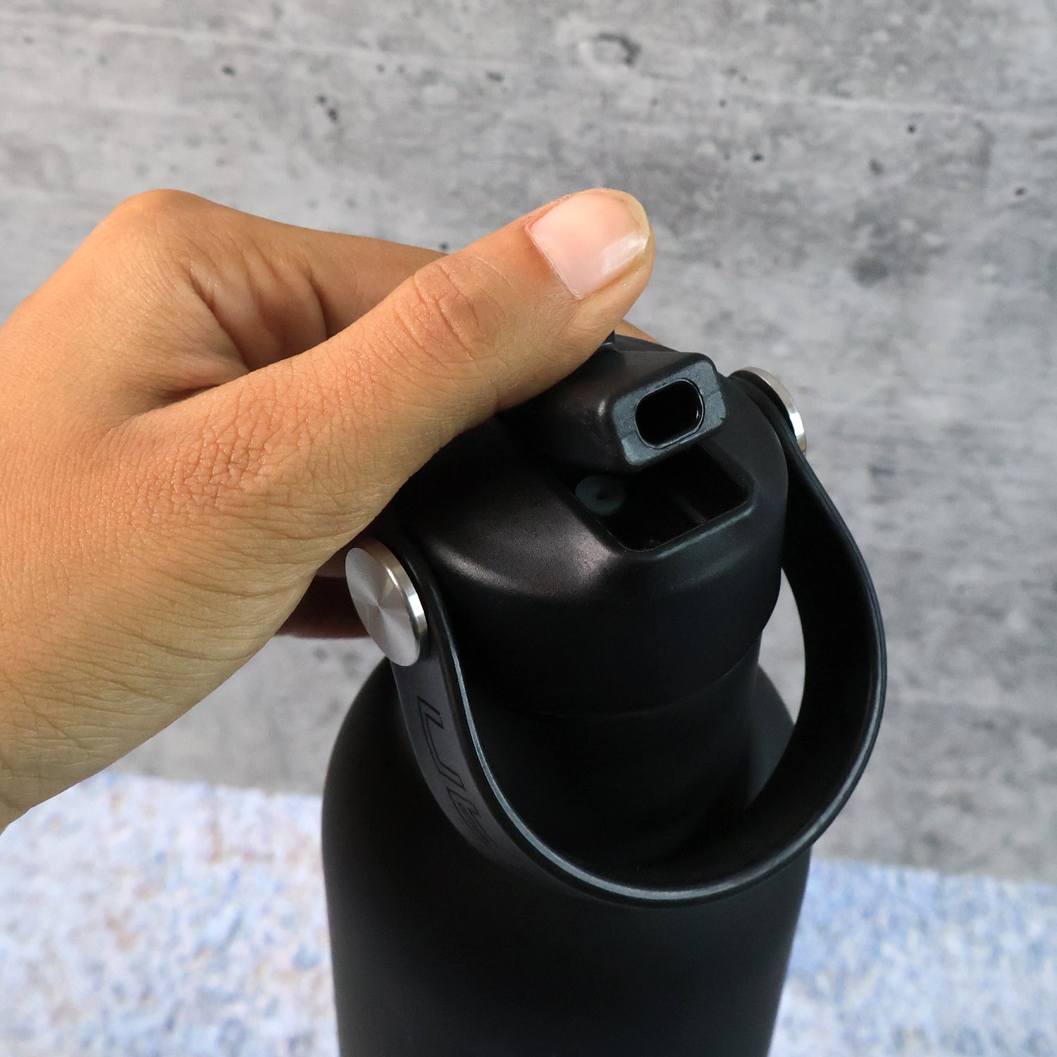 Stainless Steel Water Bottle with Carry Strap & Built-In Straw 1000ML Approx (1 Pc) Stainless Steel Water Bottle with Carry Strap & Built-In Straw 1000ML Approx (1 Pc)